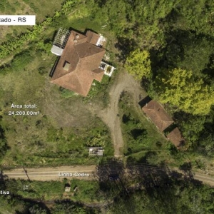 LOTE 001 - Área de 24.200,00m², contendo um pavilhão industrial com aproximadamente 617,25m² e um escritório com aproximadamente 140,00m², situada na Linha Cedro, Palmas, Encantado/RS