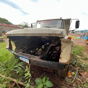 LOTE 001 - Caminhão Ford/ F14000, ano/modelo 1990/1990, placa IHI7A48. Avaliado em R$ 8.000,00.