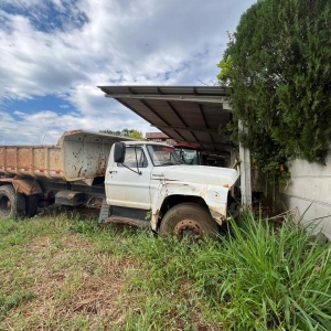 LOTE 001 - Caminhão Ford/ F14000, ano/modelo 1990/1990, placa IHI7A48. Avaliado em R$ 8.000,00.