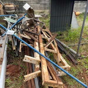LOTE 002 - Sucata de ferro - diversos. Avaliado em R$ 450,00.