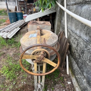 LOTE 003 - Uma betoneira. Avaliada em R$ 80,00