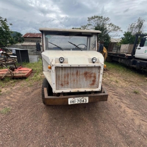 LOTE 004 - Tração caminhão/trator Tramontini/ CTT 1600B, ano/modelo 1993/1993, placa IHI7043. Avaliado em R$ 3.500,00.