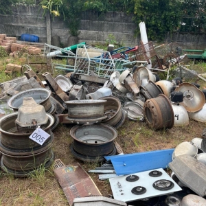 LOTE 005 - Sucatas diversas (ferros, luminárias, outros). Avaliado em R$200,00.