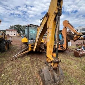 LOTE 007 - Retroescavadeira M.A. New Holland - tração trator de rodas, ano/modelo 2012/212, placa ITH3133. Avaliada em R$ 50.000,00.