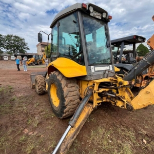 LOTE 007 - Retroescavadeira M.A. New Holland - tração trator de rodas, ano/modelo 2012/212, placa ITH3133. Avaliada em R$ 50.000,00.
