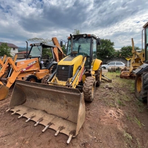 LOTE 007 - Retroescavadeira M.A. New Holland - tração trator de rodas, ano/modelo 2012/212, placa ITH3133. Avaliada em R$ 50.000,00.