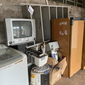 LOTE 011 - Lote de sucatas diversas (móveis, televisores, geladeiras e outros). Avaliado em R$ 250,00.