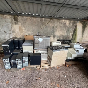 LOTE 013 - Lote de sucatas diversas (CPUs, ares condicionados, impressoras e outros). Avaliado em R$ 350,00.
