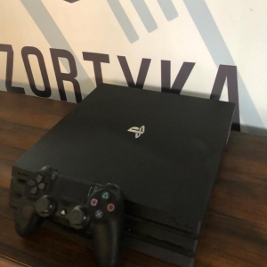 LOTE 18 - 01 Video Game PlayStation 4, com controle (1)