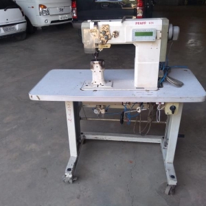 LOTE 002 - Máquina de costura industrial, de coluna, automática e elétrica, marca Pfaff 574
