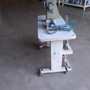 LOTE 002 - Máquina de costura industrial, de coluna, automática e elétrica, marca Pfaff 574