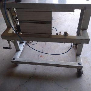 LOTE 002 - Máquina de costura industrial, de coluna, automática e elétrica, marca Pfaff 574