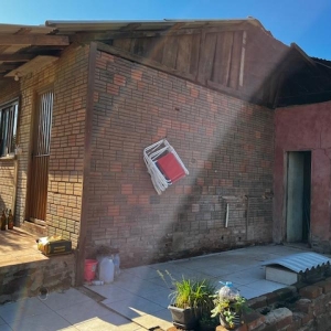 LOTE 003 - Área  de 300,15m², contendo uma casa de alvenaria com 69,35m², localizado Rua Oscar Lopes da Silva, nº 262, bairro Vila Rosa na cidade de Cruzeiro do Sul/RS
