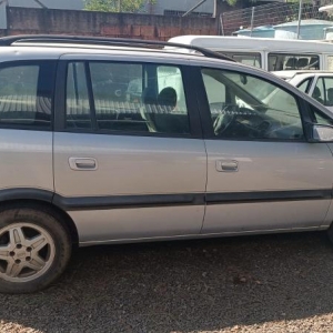 LOTE 006 - GM/Zafira CD, placa ILF 3343, prata, ano/modelo 2003