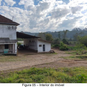 LOTE 008 - Área de 11.888,22m², contendo uma edificação de alvenaria com aproximadamente 280,00m², situada na Avenida Irmãos Ko Freitag, s/n (em frente ao imóvel de número 147), no centro da cidade de Maratá/RS