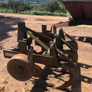 LOTE 01 - 01 (um) arado subsolador, marca JAN, modelo Jumbo Matic, com 03 hastes de corte e duas rodas de ferro