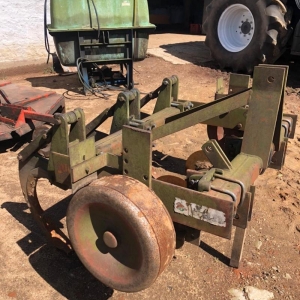 LOTE 01 - 01 (um) arado subsolador, marca JAN, modelo Jumbo Matic, com 03 hastes de corte e duas rodas de ferro