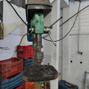 LOTE 012 - Máquina furadeira de bancada