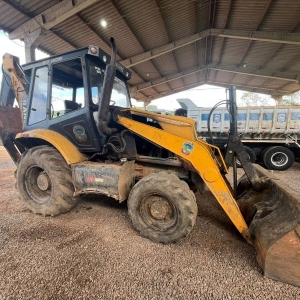 LOTE 001 - Retroescavadeira Randon RD406, tração 4x4, cabine com ar-condicionado, cor amarela, ano/modelo 2019, placa IZR0I60. Avaliada em R$ 110.000,00.