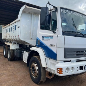 LOTE 002 - Mercedes Benz Caminhão Basculante Atron 2729k, 6x4, 6 cilindors, diesel, ano/modelo 2014, cor branco, placa IVR1H74. Avaliado em R$ 110.000,00.