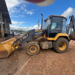 LOTE 004 - Retroescavadeira Marca MR/ XCMG RETRO XC870BR-I, ano 2023, cor amarela, placa JCF4C06. Avaliada em R$ 130.000,00.