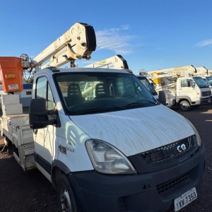 LOTE 010 - Iveco/Daily 45S17CS, placa IVV 7353, ano/modelo 2014, com carroceria e guindaste