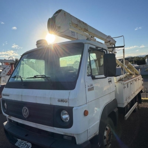 LOTE 014 - VW/5.150 DRC 4x2, placa IVS 5735, ano/modelo 2013/2014, com carroceria e guindaste de 1KV