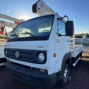 LOTE 015 - VW/5.150 DRC 4x2, placa IVT 0361, ano/modelo 2013/2014, com carroceria e guindaste de 1 KV