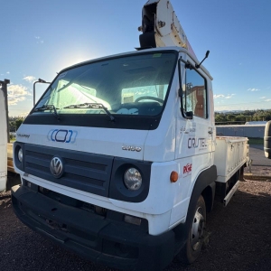 LOTE 016 - VW/5.150 DRC 4x2, placa IVT 5683, ano/modelo 2013/2014, com carroceria e guindaste de 46KV