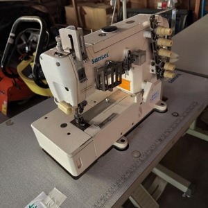 LOTE 025 - Máquina de costura Galoneira, marca SanSei, modelo SA6364-01 dobrável