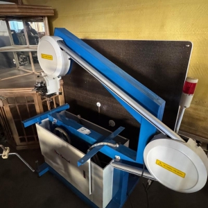 LOTE 029 - Máquina de corte Serra Fita, marca Sun Special, modelo BK-900, n° chassi 1506160, com ventosas e sistema de ar