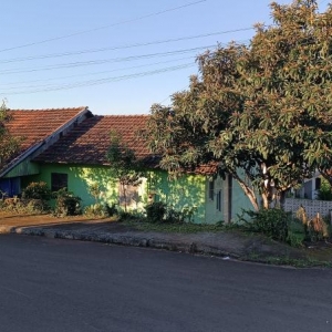 LOTE 012 - Área de 363,02m², contendo um prédio residencial de alvenaria e madeira com 106,61m², localizado na Rua Henrique Felippe Musskopf esquina com a Rua Reinaldo Affonso Augustin, bairro Canabarro, Teutônia/RS
