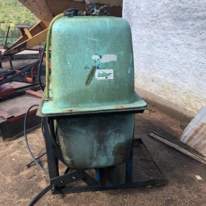 LOTE 05 -  01 (um) pulverizador, 800 litros, cor verde, sem as barras de pulverização