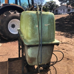LOTE 05 -  01 (um) pulverizador, 800 litros, cor verde, sem as barras de pulverização