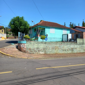 LOTE 002 - Fração ideal de 11,11% de um terreno de 181,70m², com uma casa de madeira com 55,55m², localizada na rua 20 de Maio, n° 852, bairro Alto da Bronze, Estrela/RS