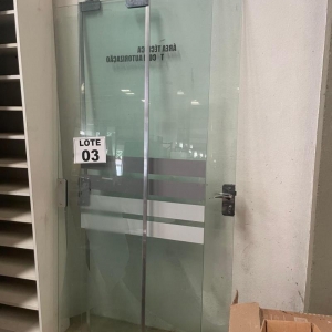 LOTE 003 - Porta de vidro.  Suporte de vidro .