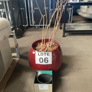 LOTE 006 - Um Vaso grande polietileno e um vaso espelhado