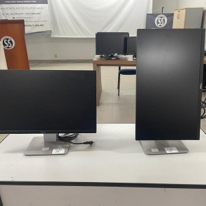 LOTE 029 - Dois Monitores Dell 23" e Dois Suportes Dell para dois monitores