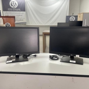 LOTE 031 - Dois Monitores LG 23"