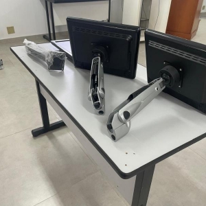 LOTE 035 - Três Monitores tela 15" com suporte