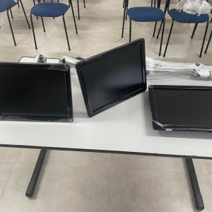 LOTE 035 - Três Monitores tela 15" com suporte