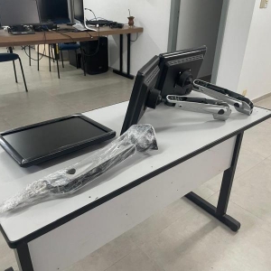 LOTE 035 - Três Monitores tela 15" com suporte