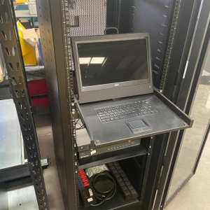 LOTE 038 - Rack para servidor - Grande e um Rack para servidor - Pequeno