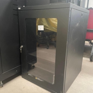 LOTE 038 - Rack para servidor - Grande e um Rack para servidor - Pequeno