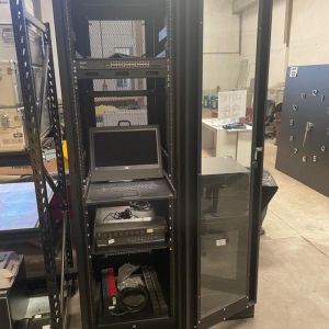 LOTE 038 - Rack para servidor - Grande e um Rack para servidor - Pequeno