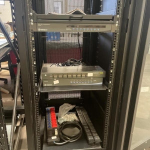 LOTE 038 - Rack para servidor - Grande e um Rack para servidor - Pequeno
