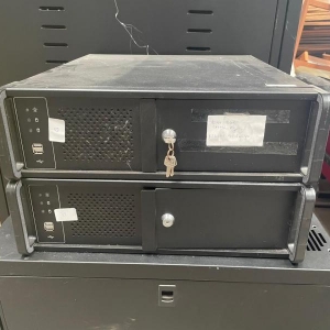 LOTE 038 - Rack para servidor - Grande e um Rack para servidor - Pequeno