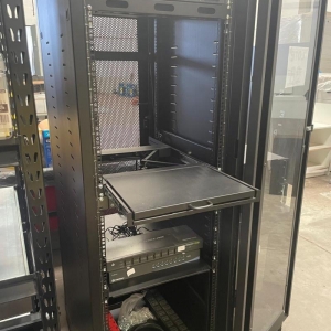 LOTE 038 - Rack para servidor - Grande e um Rack para servidor - Pequeno