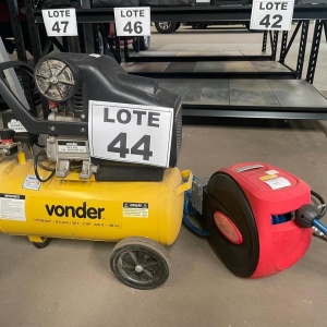 LOTE 044 - Compressor 30 litros Vonder e Carretel Retrátil Com Mangueira De Ar