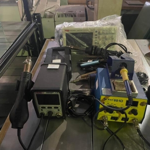 LOTE 049 - Osciloscópio de fluorescência digital e duas Estação de solda